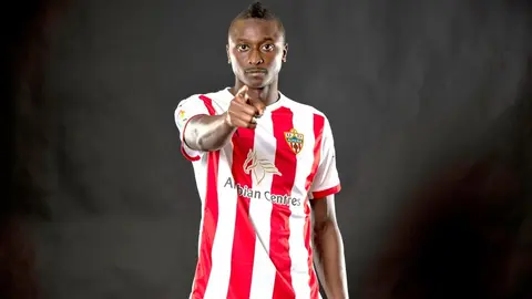 Umar Sadiq posa en su presentaci&oacute;n con la UD Almer&iacute;a | UDA