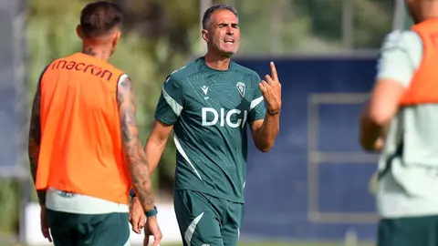 Gaizka Garitano durante una sesi&oacute;n de entrenamiento con el C&aacute;diz CF | CCF