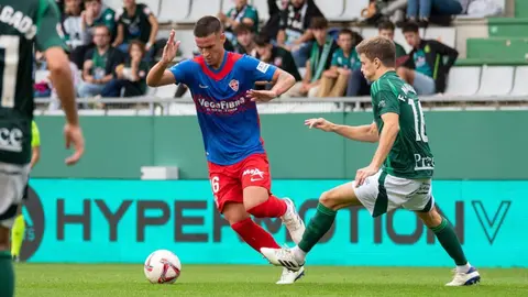 Matia Barzic durante un Racing de Ferrol - Elche CF | ECF