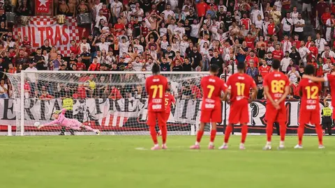 Nyland detiene un penalti en el Sevilla FC - Al Qadsiah | Salvador L&oacute;pez Medina para El MIRA