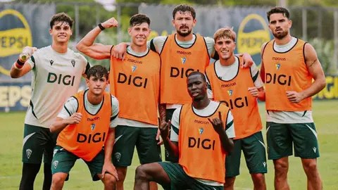 Algunos jugadores del C&aacute;diz CF posan durante el primer entrenamiento del mes de agosto | CCF