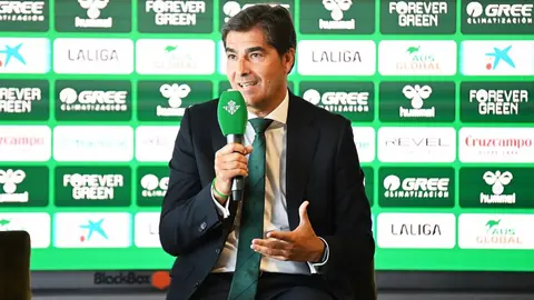&Aacute;ngel Haro en la presentaci&oacute;n de Nelson Deossa con el Real Betis | Salvador L&oacute;pez Medina para El MIRA