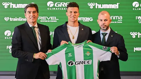 Nelson Deossa junto a &Aacute;ngel Haro y Manu Fajardo en su presentaci&oacute;n con el Real Betis | Salvador L&oacute;pez Medina para El MIRA