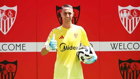 Odysseas Vlachodimos en su presentaci&oacute;n con el Sevilla FC | Salvador L&oacute;pez Medina para El MIRA