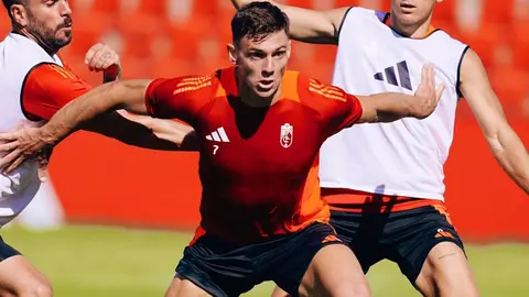 Lucas Boy&eacute; durante un entrenamiento con el Granada CF | @LucasBoye1