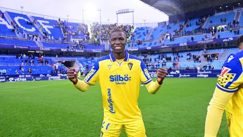 Moussa Diakit&eacute; celebra la victoria del C&aacute;diz CF ante el M&aacute;laga CF | CCF