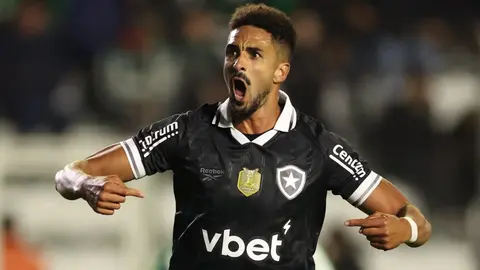 Chris Ramos celebra uno de los dos goles anotados en su debut con Botafogo | BFR