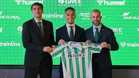 Antony junto a &Aacute;ngel Haro y Manu Fajardo en su presentaci&oacute;n con el Real Betis | Salvador L&oacute;pez Medina para El MIRA