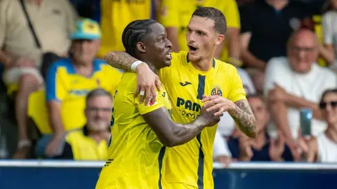 Etta Eyong y Rafa Mar&iacute;n celebran un gol del Villarreal CF | VCF