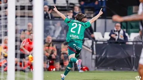 Pablo S&aacute;enz celebra un gol anotado con el Albacete Balompi&eacute; | AB