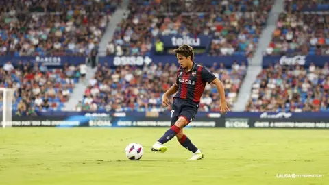 Carlos &Aacute;lvarez durante un partido con el Levante UD | LaLiga