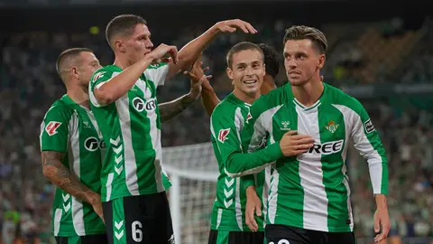 Los jugadores del Real Betis celebran el gol de Lo Celso ante el Alav&eacute;s | @RealBetis