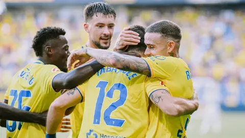 Los jugadores del C&aacute;diz CF celebran el tanto anotado por Iuri Tabatadze ante el Albacete | CCF