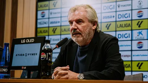 Manuel Vizca&iacute;no durante la rueda de prensa de valoraci&oacute;n del mercado de fichajes del C&aacute;diz CF | CCF