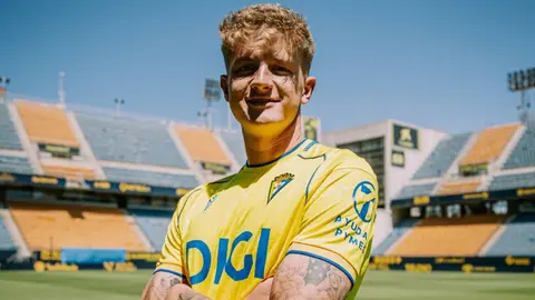 Pelayo Fern&aacute;ndez durante su presentaci&oacute;n con el C&aacute;diz CF | CCF