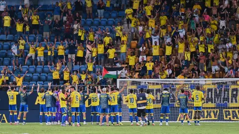 Los jugadores del C&aacute;diz CF celebran la victoria lograda ante el CD Mirand&eacute;s | Salvador L&oacute;pez Medina para El MIRA
