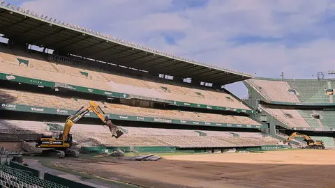 Trabajos de demolici&oacute;n de la grada de Preferencia en el Benito Villamar&iacute;n | Salvador L&oacute;pez Medina para El MIRA