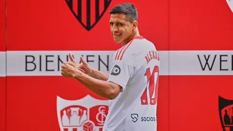 Alexis S&aacute;nchez en su presentaci&oacute;n como jugador del Sevilla FC | Salvador L&oacute;pez Medina para El MIRA