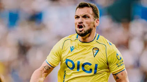 Iuri Tabatadze celebra con rabia su gol en el Real Sociedad B - C&aacute;diz CF | CCF