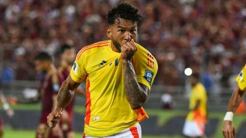 Luis Su&aacute;rez celebra uno de los cuatro goles anotados contra Venezuela | FCF