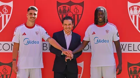 Jos&eacute; Mar&iacute;a del Nido Carrasco, F&aacute;bio Cardoso y Batista Mendy en la presentaci&oacute;n de los nuevos futbolistas del Sevilla FC | Salvador L&oacute;pez Medina para El MIRA