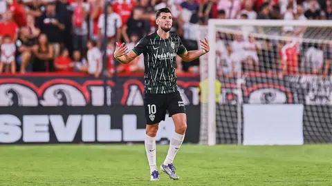 Rafa Mir celebra su gol en el Sevilla FC - Elche | Salvador L&oacute;pez Medina para El MIRA