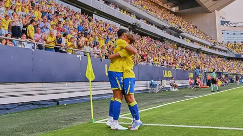 Garc&iacute;a Pascual y Jos&eacute; Antonio de la Rosa celebran el gol del C&aacute;diz CF ante el CD Mirand&eacute;s | Salvador L&oacute;pez Medina para El MIRA