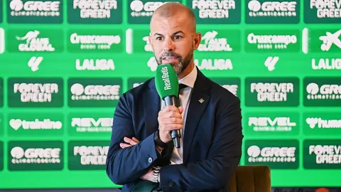 Manu Fajardo en la presentaci&oacute;n oficial de Sofyan Amrabat con el Real Betis | Salvador L&oacute;pez Medina para El MIRA