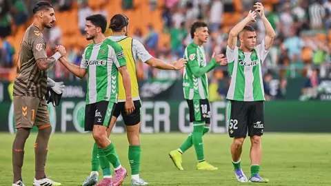 Los jugadores del Real Betis saludan a la afici&oacute;n tras el partido ante el Athletic Club | Salvador L&oacute;pez Medina para El MIRA