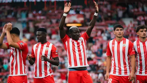 Los jugadores de la UD Almer&iacute;a saludan a los aficionados | UDA