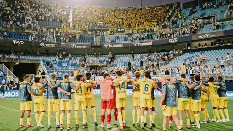 Los jugadores del C&aacute;diz CF celebran, junto a la afici&oacute;n, la victoria cosechada ante el M&aacute;laga CF | CCF