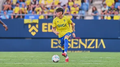 Iker Recio durante el C&aacute;diz CF - CD Mirand&eacute;s | Salvador L&oacute;pez Medina para El MIRA