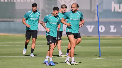 Antony y Amrabat en el entrenamiento del Real Betis previo al Nottingham Forest | Salvador L&oacute;pez Medina para El MIRA