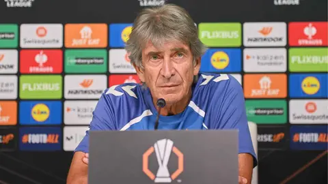 Manuel Pellegrini en la rueda de prensa previa al Real Betis - Nottingham Forest | Salvador L&oacute;pez Medina para El MIRA