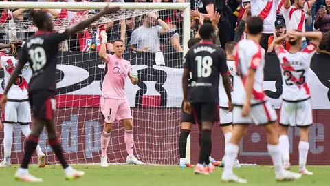 Vlachodimos celebra una de sus paradas en el Rayo Vallecano - Sevilla FC | @SevillaFC
