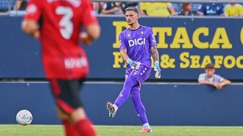 V&iacute;ctor Aznar en el C&aacute;diz CF - CD Mirand&eacute;s | Salvador L&oacute;pez Medina para El MIRA