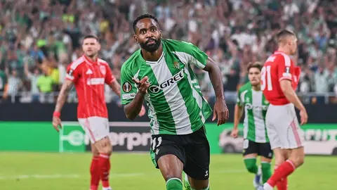 Bakambu celebra su gol en el Real Betis - Nottingham Forest | Salvador L&oacute;pez Medina para El MIRA