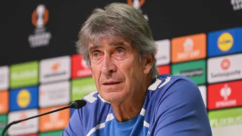 Manuel Pellegrini en la rueda de prensa previa al Ludogorets - Real Betis | Salvador L&oacute;pez Medina para El MIRA
