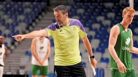 Ibon Navarro, t&eacute;cnico del Unicaja Baloncesto, dirigiendo un entrenamiento | Unicaja Baloncesto