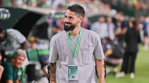 Isco Alarc&oacute;n aparece con muletas en el Real Betis - Real Sociedad | Salvador L&oacute;pez Medina para El MIRA
