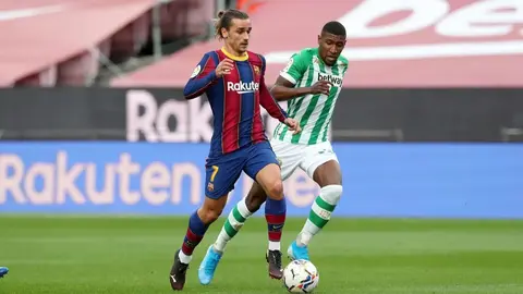 Emerson Royal y Antoine Griezmann en un FC Barcelona - Real Betis | FCB