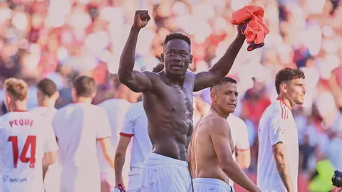 Akor Adams celebra la victoria del Sevilla FC ante el FC Barcelona | Salvador L&oacute;pez Medina para El MIRA