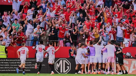 Jugadores y aficionados del Sevilla FC celebran el 4-1 contra el FC Barcelona | Salvador L&oacute;pez Medina para El MIRA