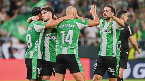 Los jugadores del Betis celebran el gol de Abde en el Real Betis - Osasuna | Salvador L&oacute;pez Medina para El MIRA