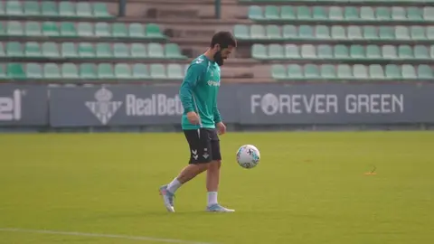 Isco Alarc&oacute;n empieza a hacer trabajo con bal&oacute;n en solitario | @RealBetis