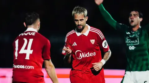 Januzaj y Peque celebran uno de los goles del Sevilla FC ante el CD Toledo | @SevillaFC