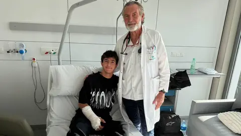 Jose Antonio Rueda con el Dr. &Aacute;ngel Charte tras su exitosa intervenci&oacute;n | Red Bull KTM Ajo