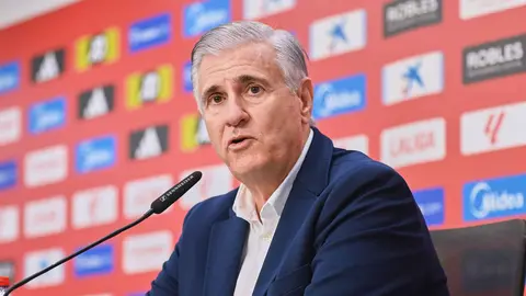 Antonio Cord&oacute;n en la presentaci&oacute;n de Odysseas Vlachodimos con el Sevilla FC | Salvador L&oacute;pez Medina para El MIRA