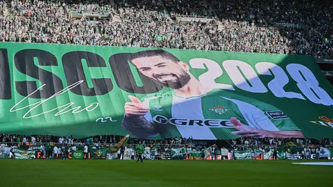 El Real Betis anuncia la renovaci&oacute;n de Isco con un tifo en la previa del Betis - Girona | Salvador L&oacute;pez Medina para el MIRA