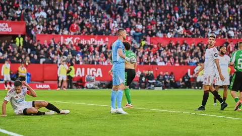 Azpilicueta, Vlachodimos y Kike Salas en el Sevilla FC - Real Betis | Salvador L&oacute;pez Medina